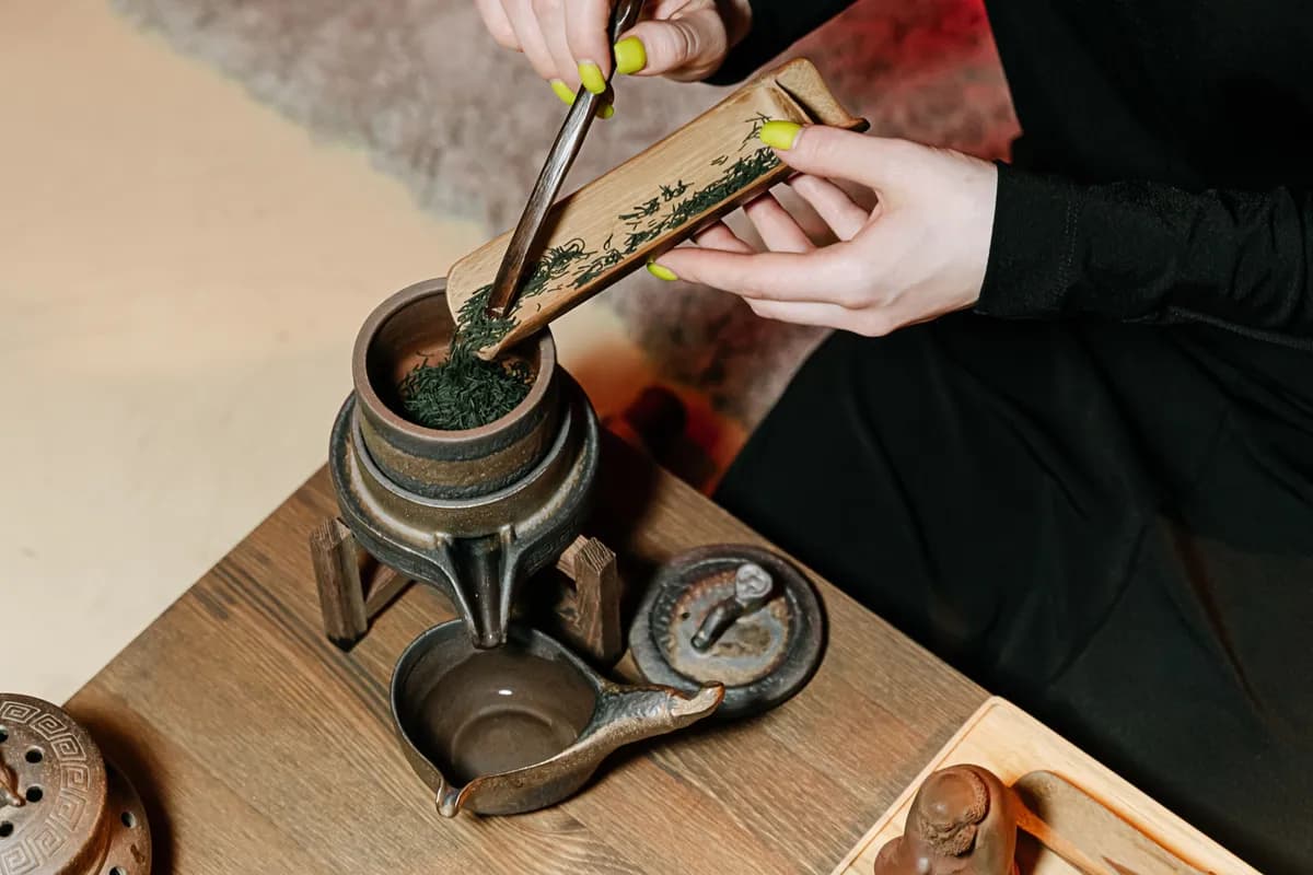 Primjer slike BookNoFees: Ruke pripremaju čaj bambusovom žličicom