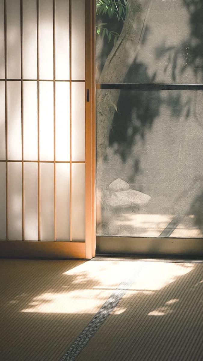 Primjer slike BookNoFees: tatami prostirke i klizna vrata na toplom suncu