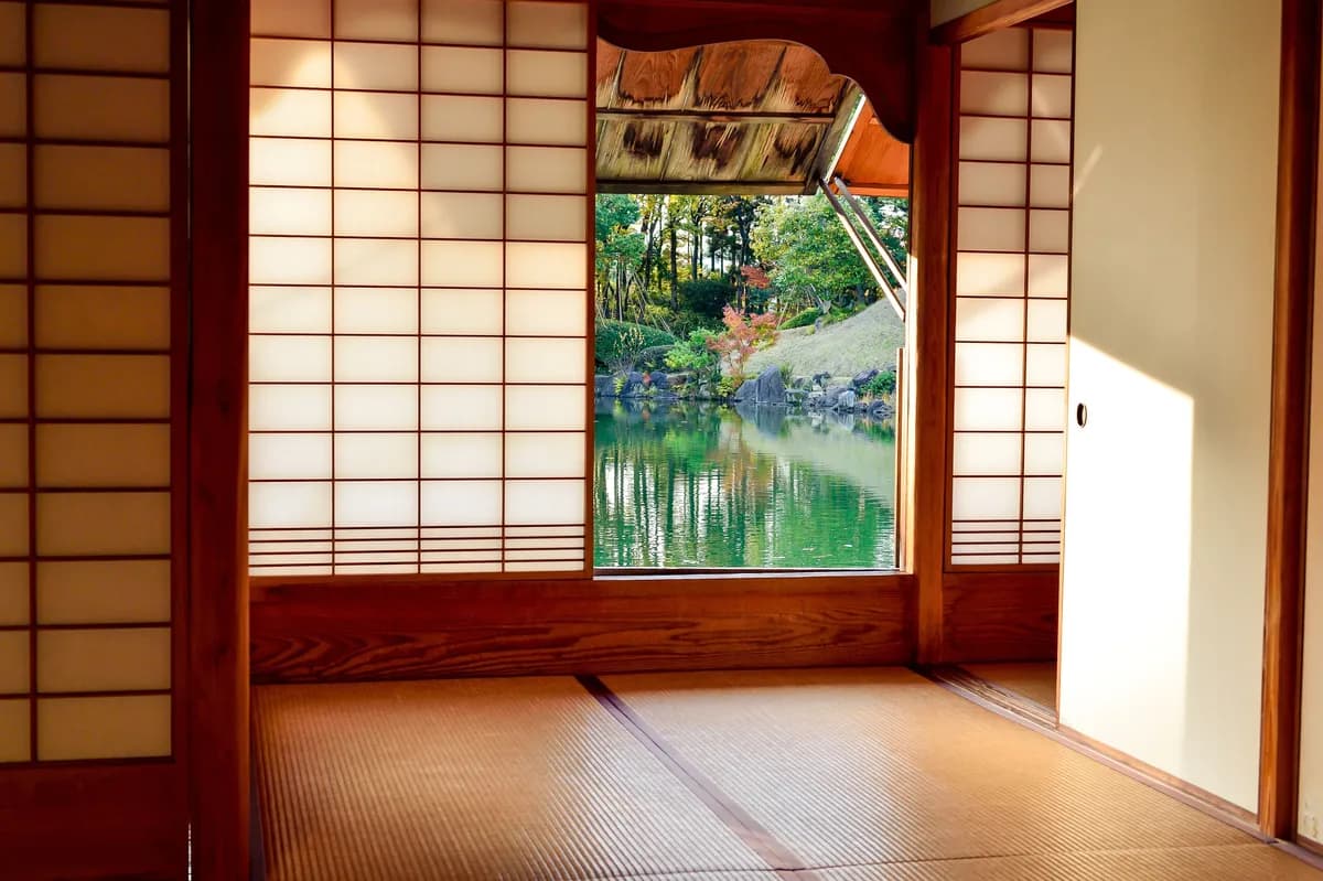 Primjer slike BookNoFees: soba u japanskom stilu s kliznim zidovima i pogledom na vrtni ribnjak