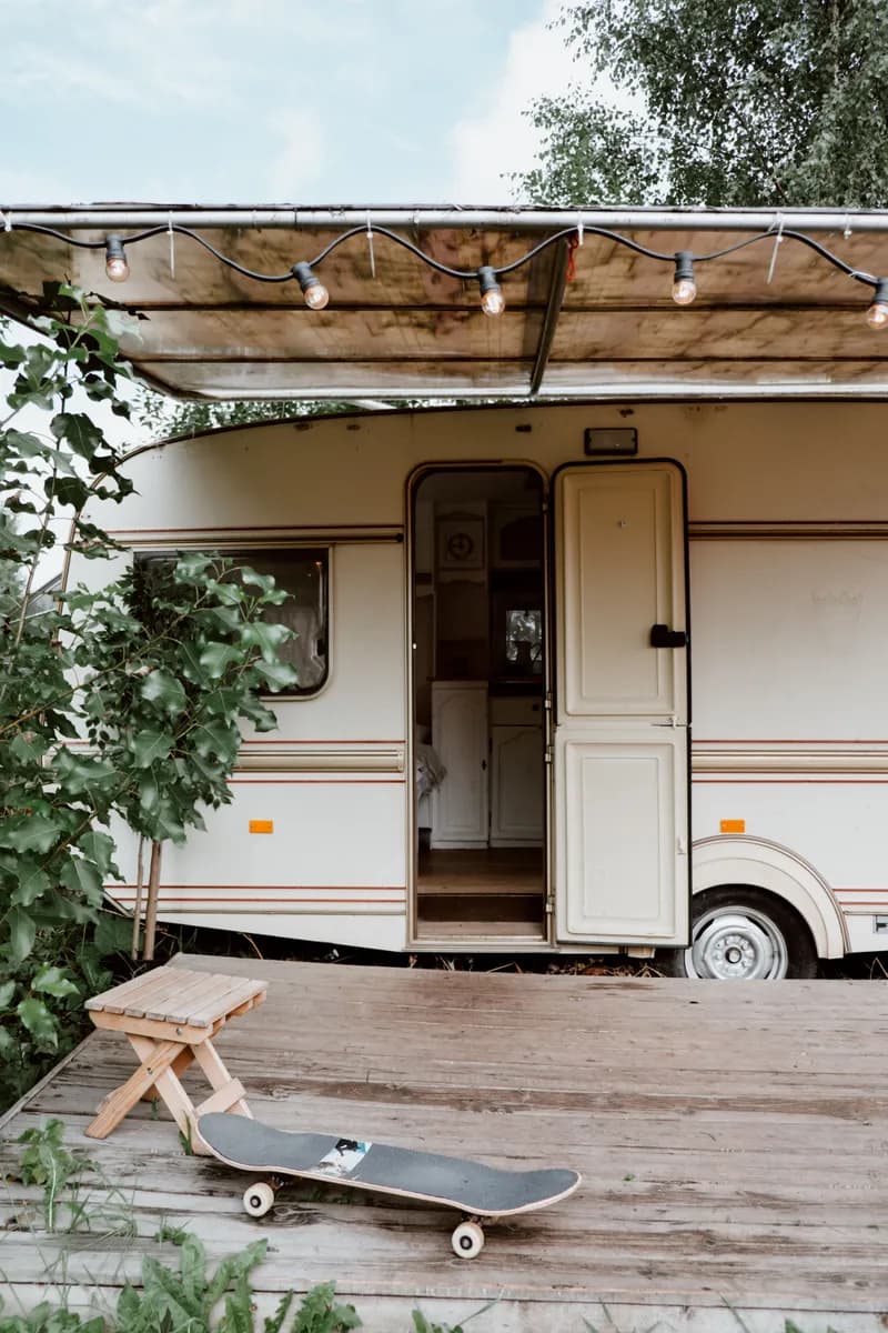 Primjer slike BookNoFees: karavan s otvorenim vratima, pored drvene terase