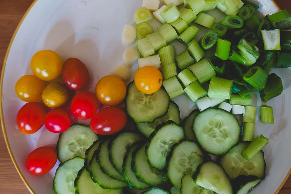 BookNoFees: Primjer fotografije: Salata od povrća s krastavcem, rajčicama i mladim lukom