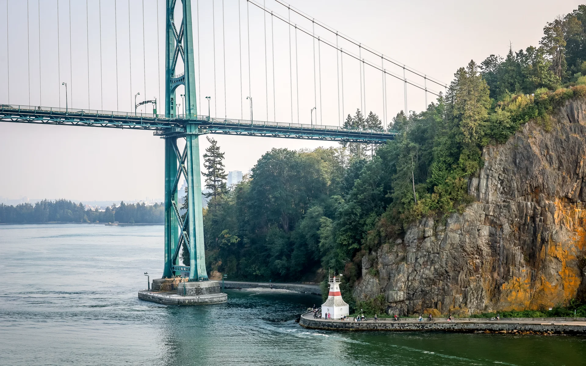Most Lions Gate koji se proteže preko vode u Vancouveru