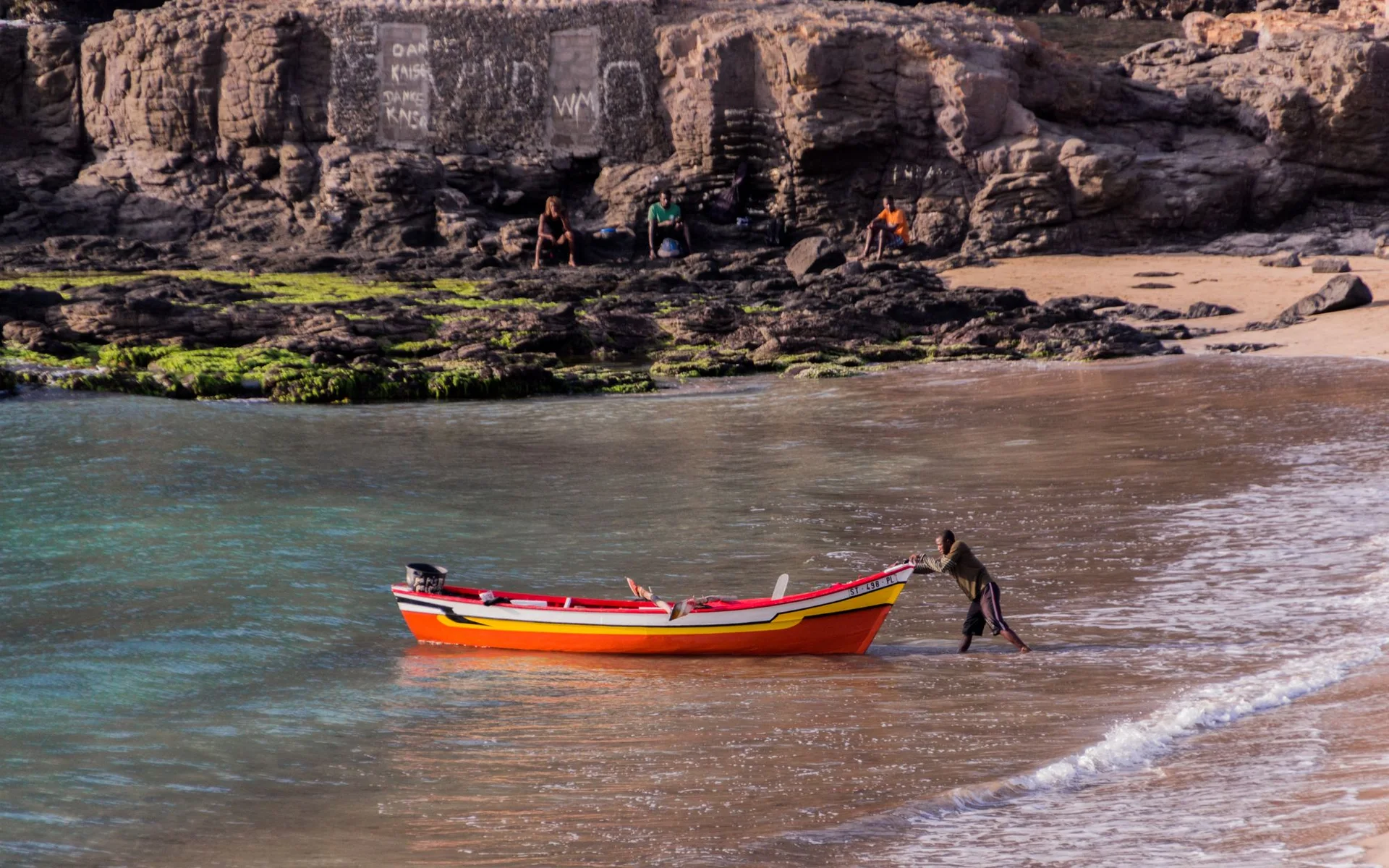 Šareni ribarski brod na plaži Tarrafal u Cape Verdeu