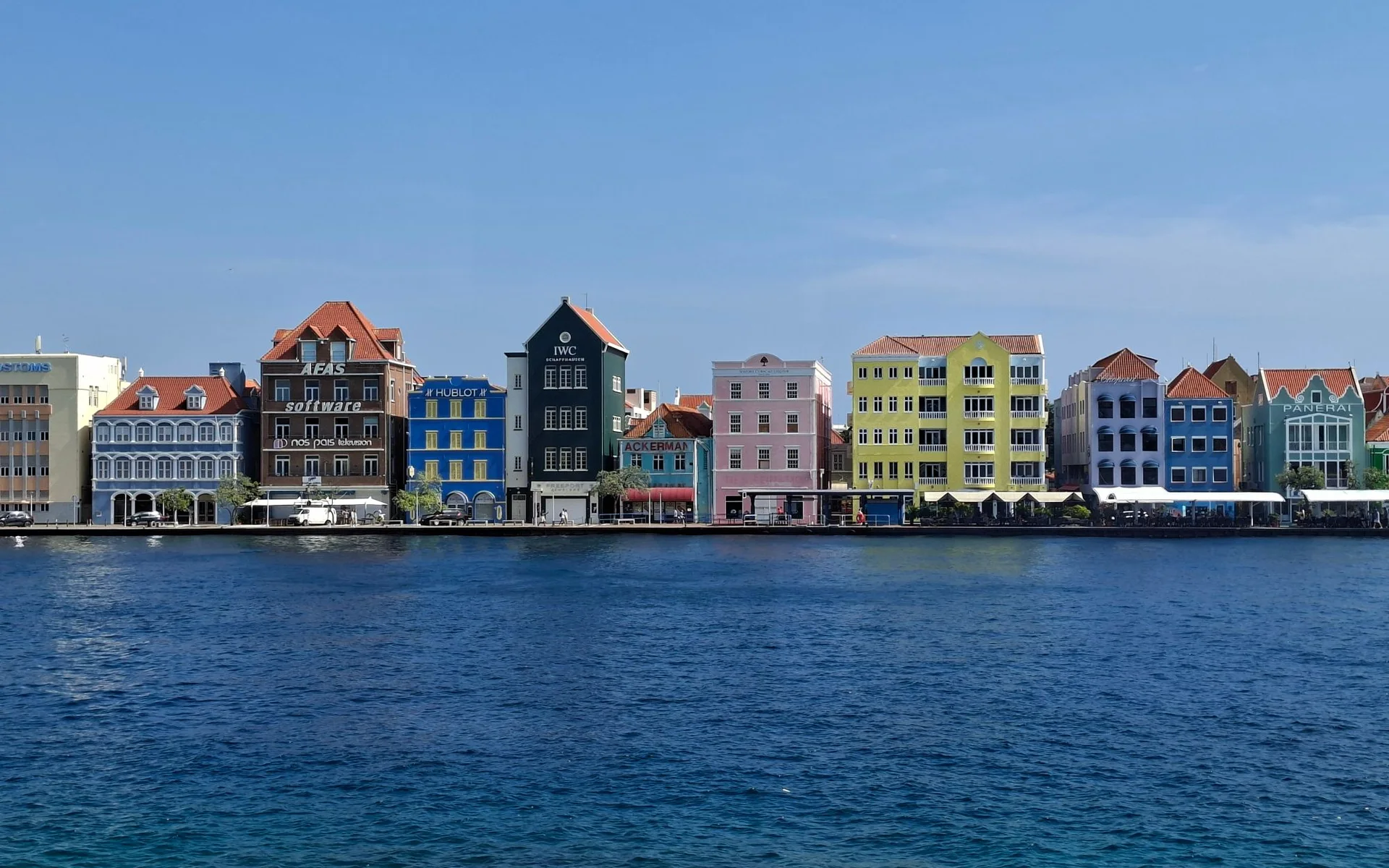 Šarene kuće uz vodu u Willemstadu, Curaçao