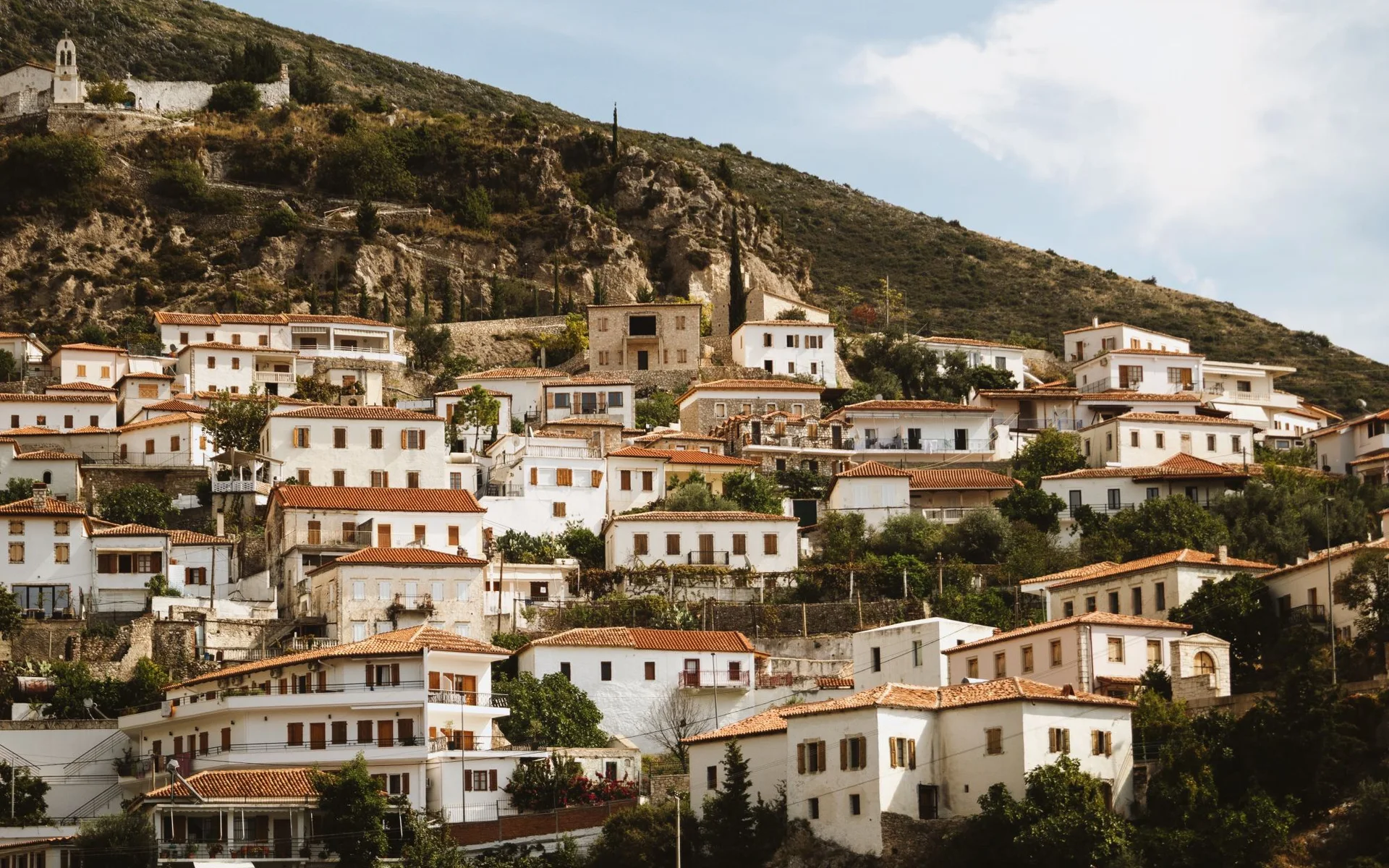 Tradicionalne kuće na obronku u Dhermiu, Albanija