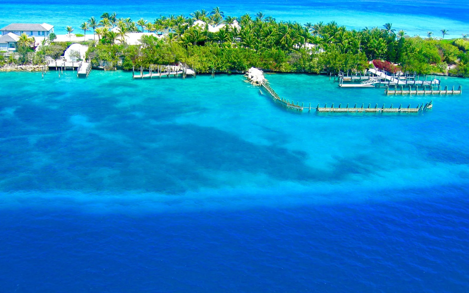 Pogled iz zraka na obalu Nassaua s tirkiznim vodama