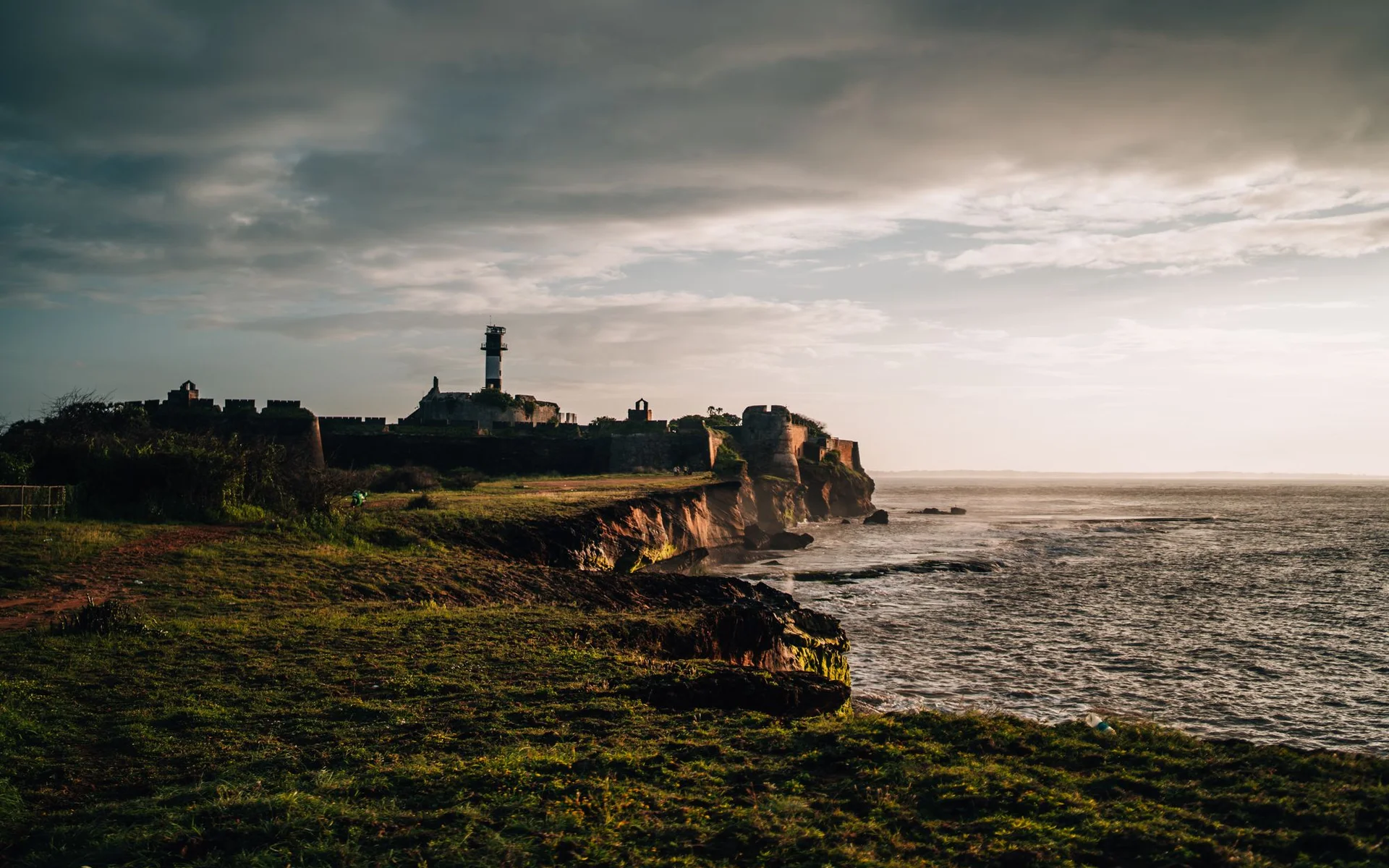Diu Fort na obali pri zalasku sunca