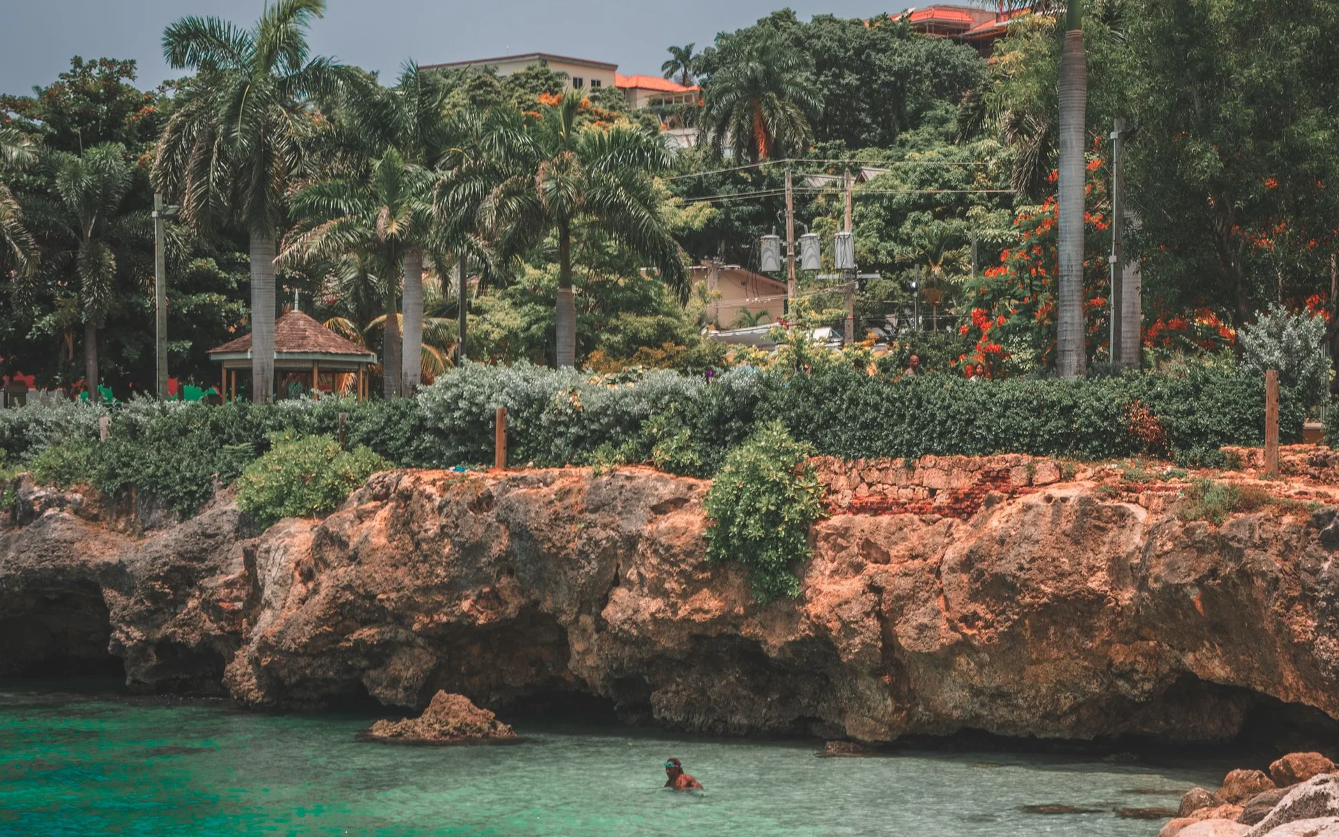 Montego Bay s palmama i tirkiznim vodama