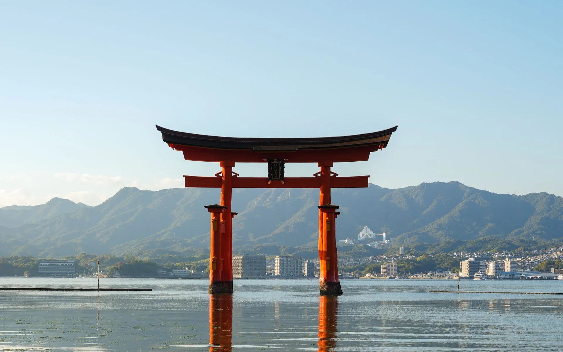 Torii vrata na svetištu Itsukushima koja se uzdižu iznad vode