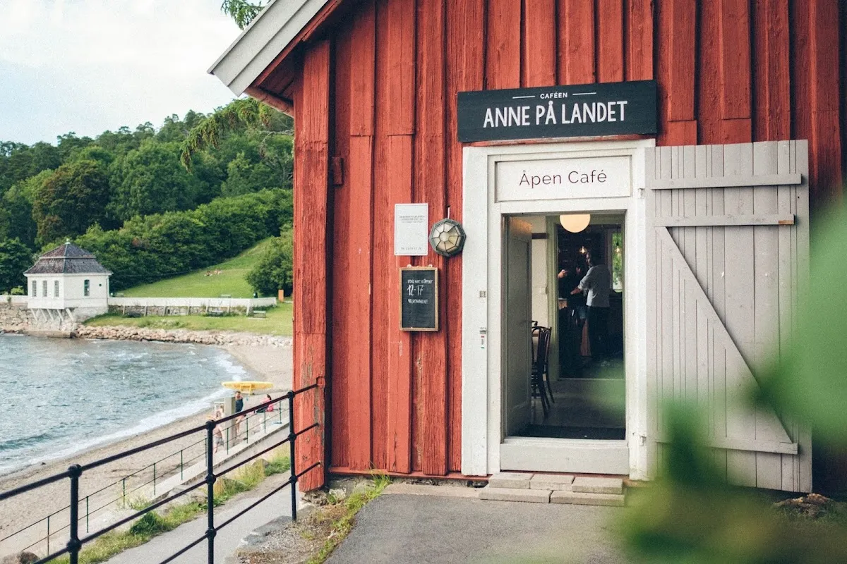 BookNoFees: kafić – Anne på landet – Oslo – Ana na selu, fotografija 1