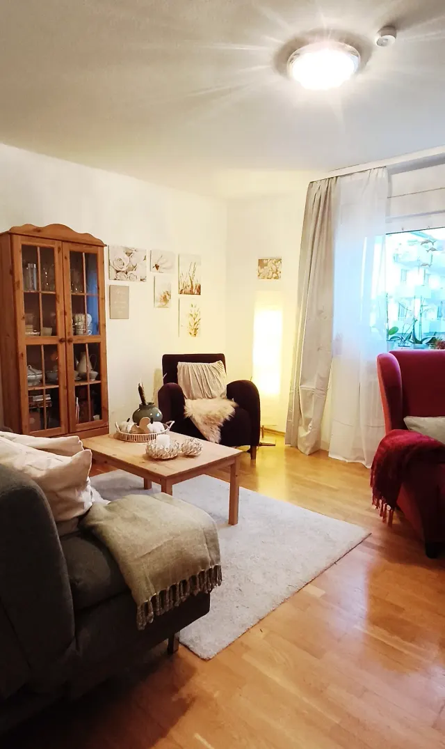 BookNoFees: smještaj za odmor, Bensheim, Hes, Njemačka – Dnevni boravak s kaučem, foteljama, drvenim ormarićem i stolićem za kavu