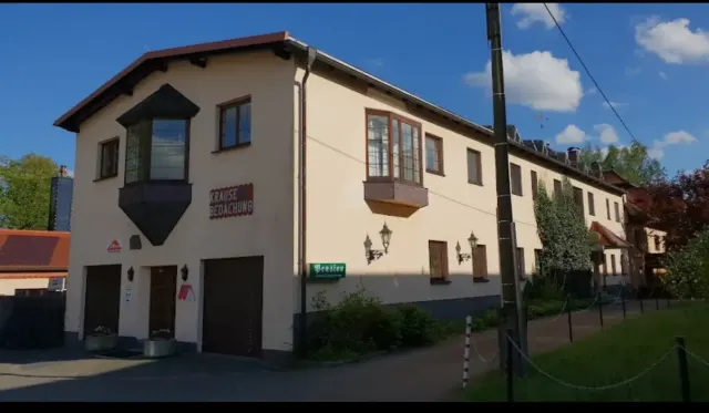 BookNoFees: smještaj za odmor, Schönfeld – Exterijer dvokatne kuće za goste s erkerskim prozorima i garažnim vratima