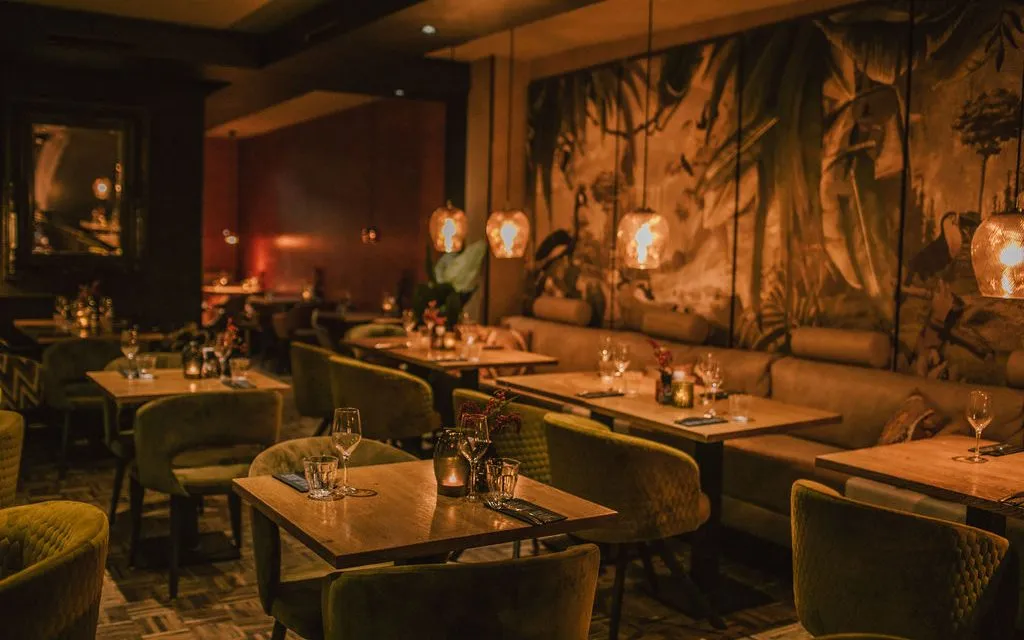 BookNoFees: Restoran – Black and Blue – Amsterdam – Crno i plavo, fotografija 1