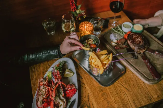 BookNoFees: Restoran – Black and Blue – Amsterdam – Crno i plavo, fotografija 2