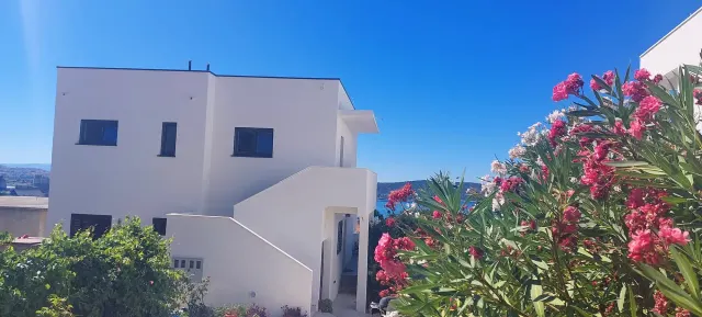 BookNoFees: Miran obiteljski smještaj s pogledom na more – Kaštel Sućurac, Split
