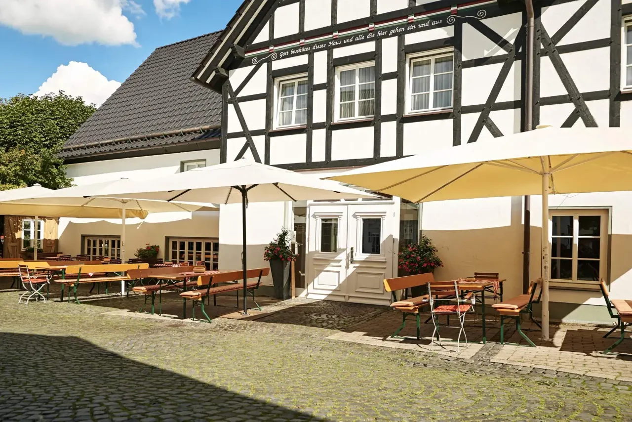 BookNoFees: Restoran – Esloher Brauhaus — Domschänke Esselbräu – Eslohe – Esloher Brauhaus — Katedralni taproom Esselbräu, fotografija 1
