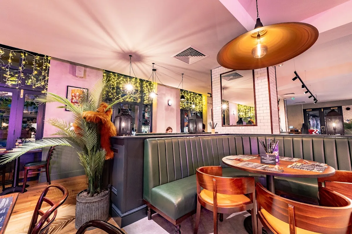 BookNoFees: Restoran – Banana Tree – London – Banana stablo, fotografija 1
