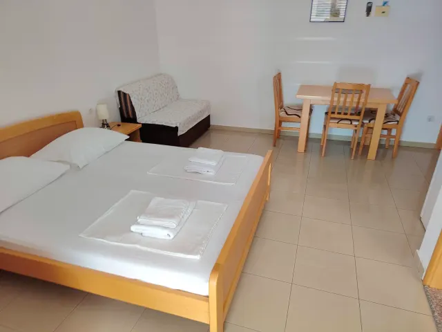 BookNoFees: Mirni studio s balkonom i pogledom na more – Omiš