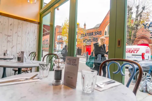 BookNoFees: kafić – Bob's Cafe – London – Bobov kafić, fotografija 2