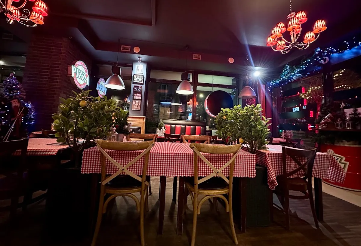 BookNoFees: Restoran – Chicago's Pizza – Warsaw – Pica Chicaga, fotografija 1