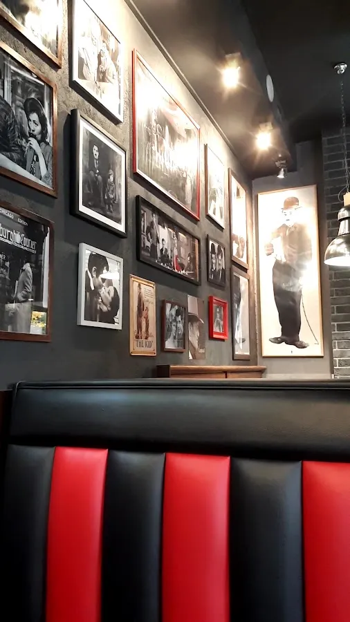 BookNoFees: Restoran – Chicago's Pizza – Warsaw – Pica Chicaga, fotografija 3
