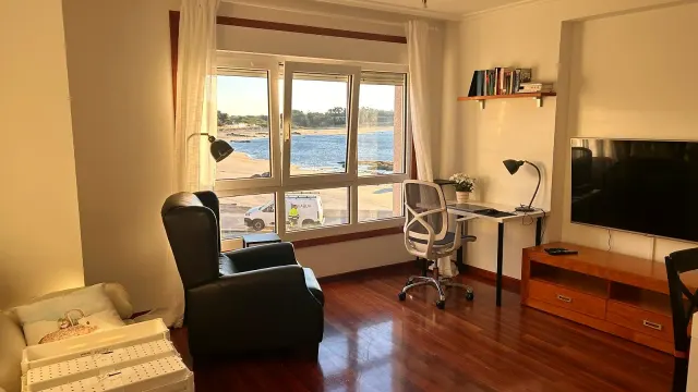 BookNoFees: Miran prostran stan s pogledom na ocean – Ribeira