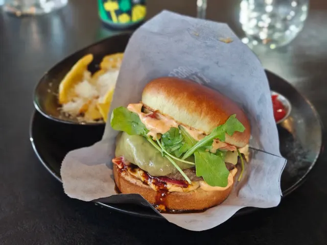 BookNoFees: Restoran – Burgers & Wine – Helsinki – Burgers i vino, fotografija 2