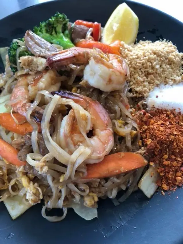 BookNoFees: Bar s grickalicama – Aroy Thai Take Away – Stockholm – Aroy Thai za van, fotografija 3