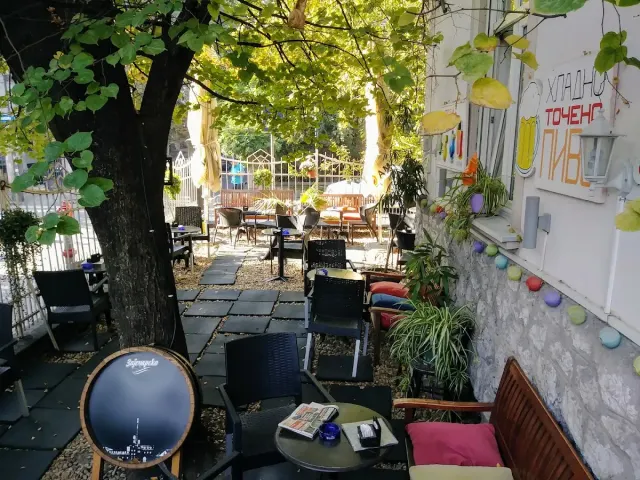BookNoFees: Caffe Galerija Priča, Belgrade