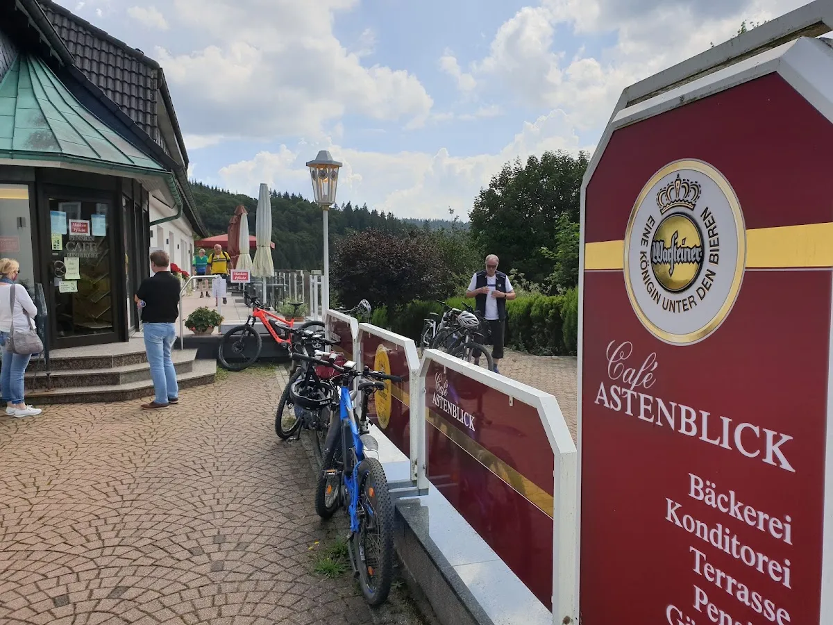 BookNoFees: Restoran – Café Astenblick Bäckereicafé – Medebach – Kafić Astenblick Pekarnica Kafić, fotografija 1