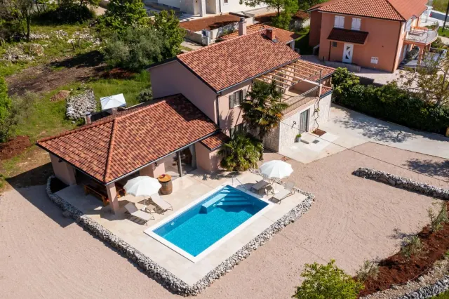 BookNoFees: Kameni vila s bazenom i saunom – Malinska