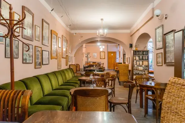 BookNoFees: kafić – Choco-Café U Červené židle – Prague – Čoko-kafić na crvenoj stolici, fotografija 1