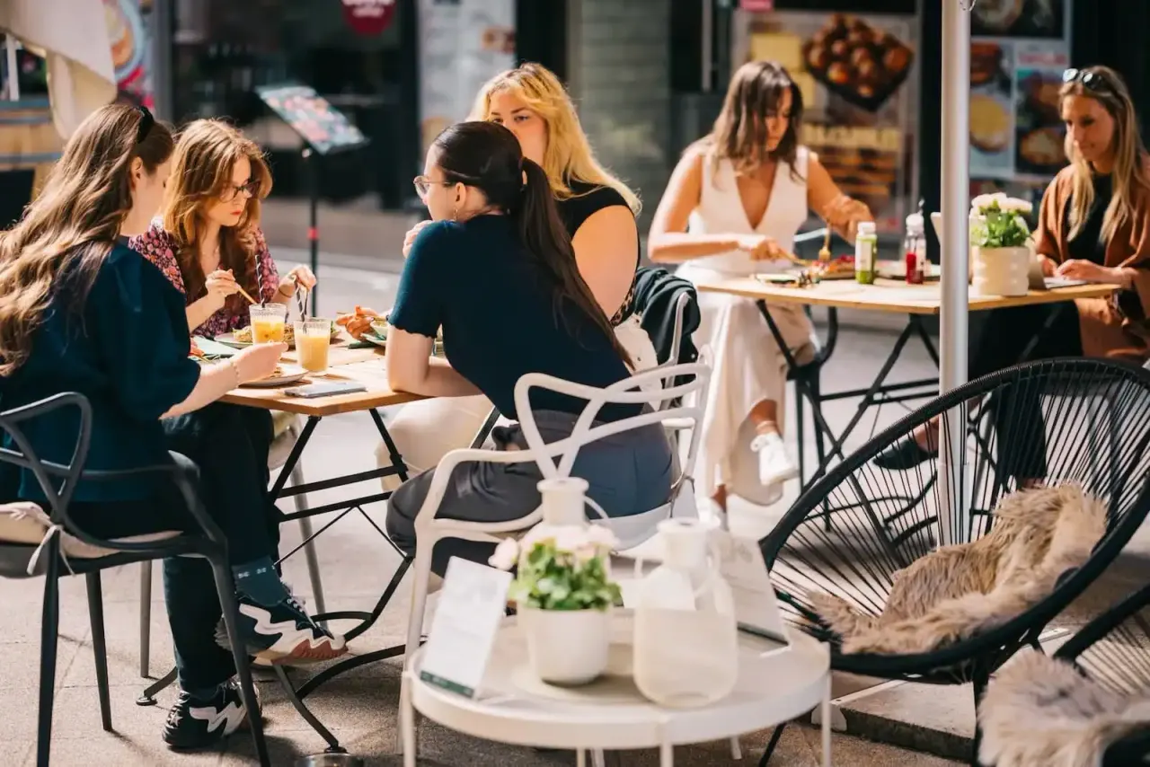 BookNoFees: kafić – HerBar – Budapest – Njena trava, fotografija 1
