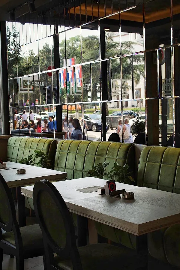 BookNoFees: kafić – La Corte – Belgrade – Sud, fotografija 1