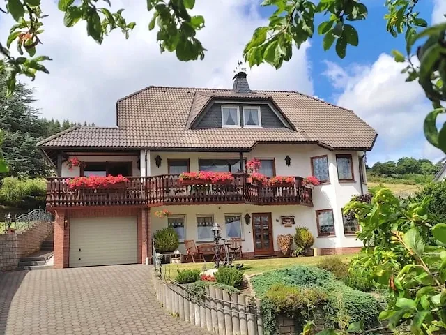 BookNoFees: Mirni apartman za odmor na rubu šume s vlastitom terasom – Winterberg