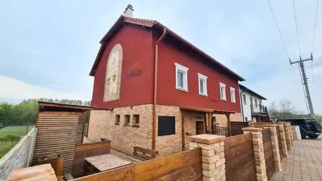 BookNoFees: Mirna, elegantna kuća s vinskim podrumom – Jevišovka