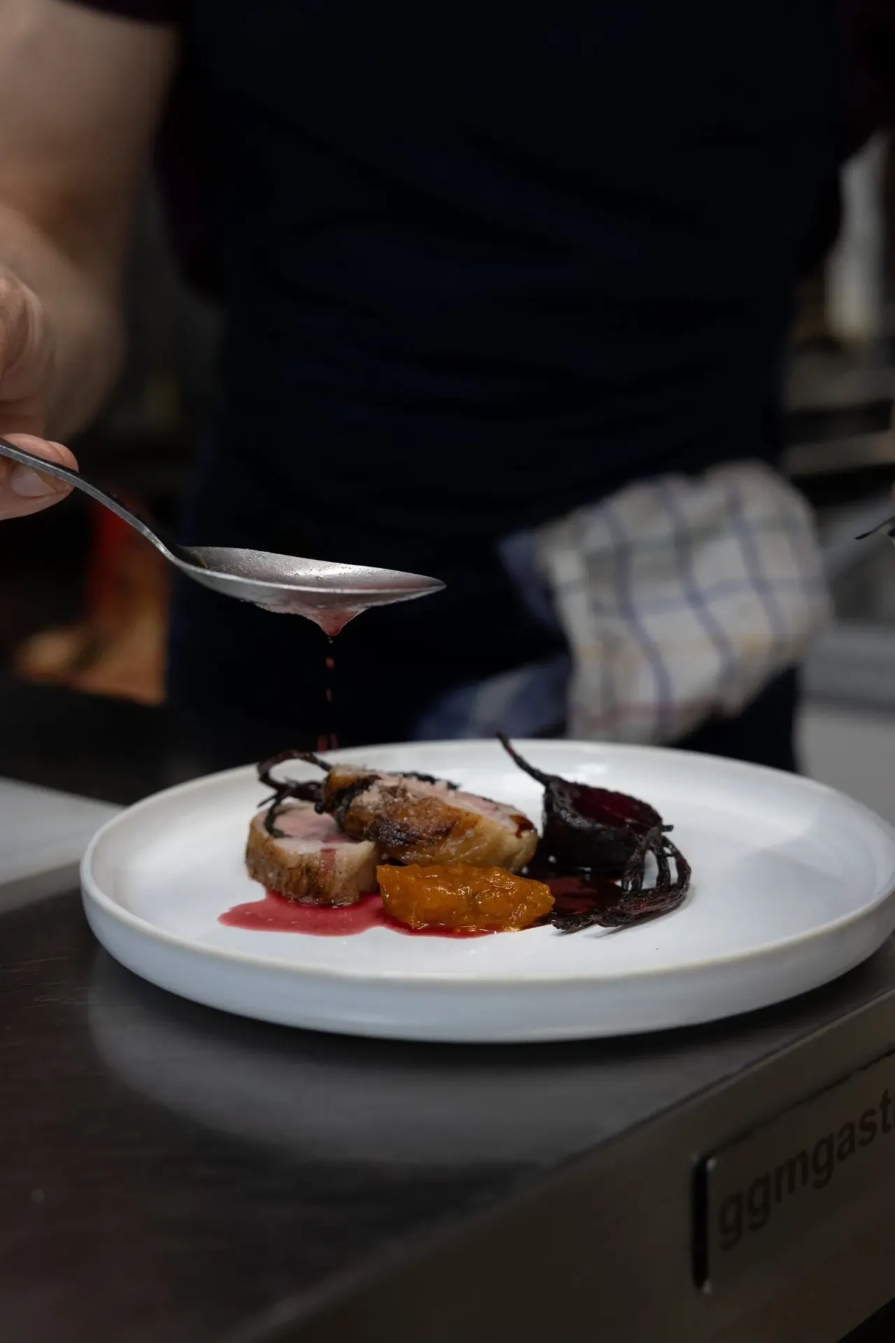 BookNoFees: Restoran – Alluma – Paris – Pokoravaj se, fotografija 1