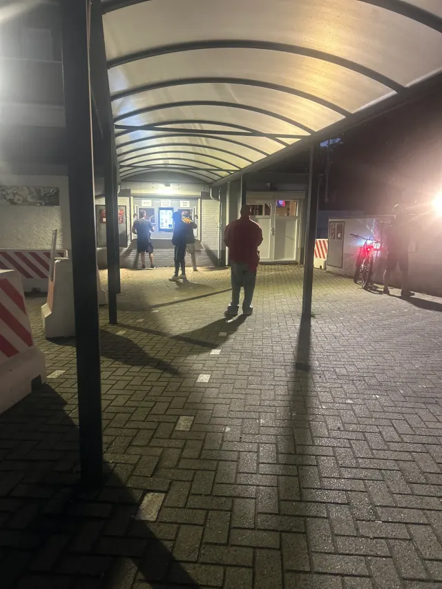 BookNoFees: Bar – Coffeeshop Down Under – Kerkrade – Ulaz s ljudima i biciklom, fotografija 4