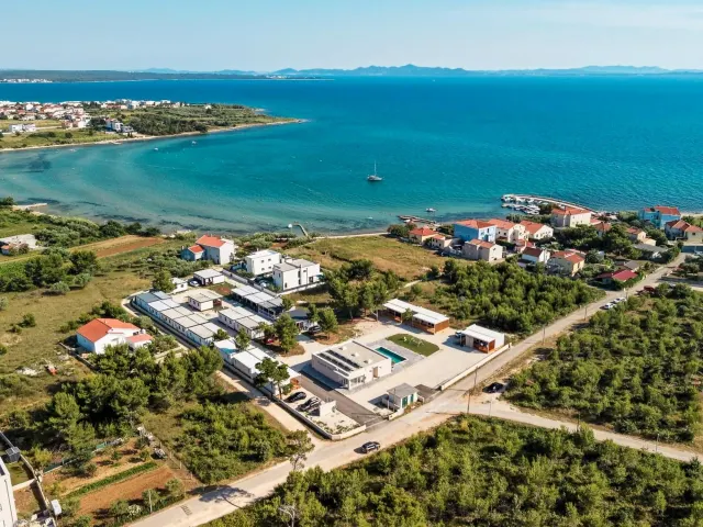 BookNoFees: Mobilna kućica s bazenom blizu mora – Privlaka