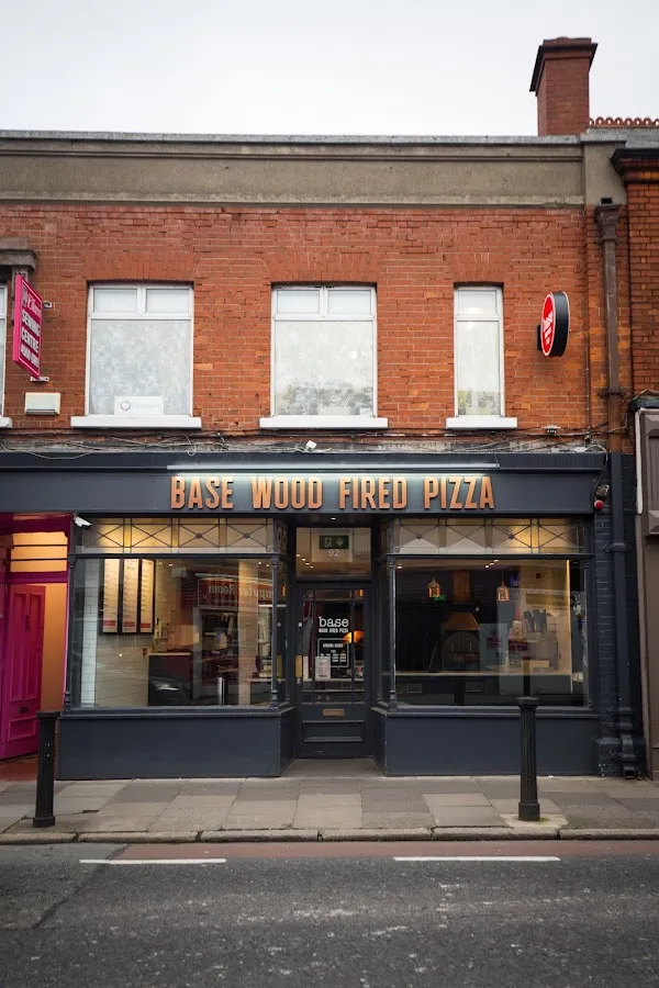BookNoFees: Restoran – Base Wood Fired Pizza – Dublin – Osnovna pizza pečena na drva, fotografija 1