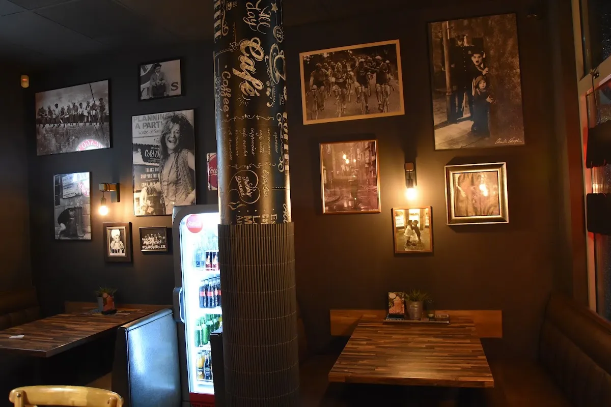 BookNoFees: Restoran – Chicago's Pizza – Warsaw – Pica Chicaga, fotografija 1