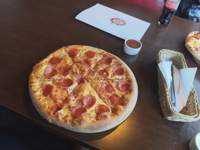 BookNoFees: Restoran – Chicago's Pizza – Warsaw – Pica Chicaga, fotografija 2