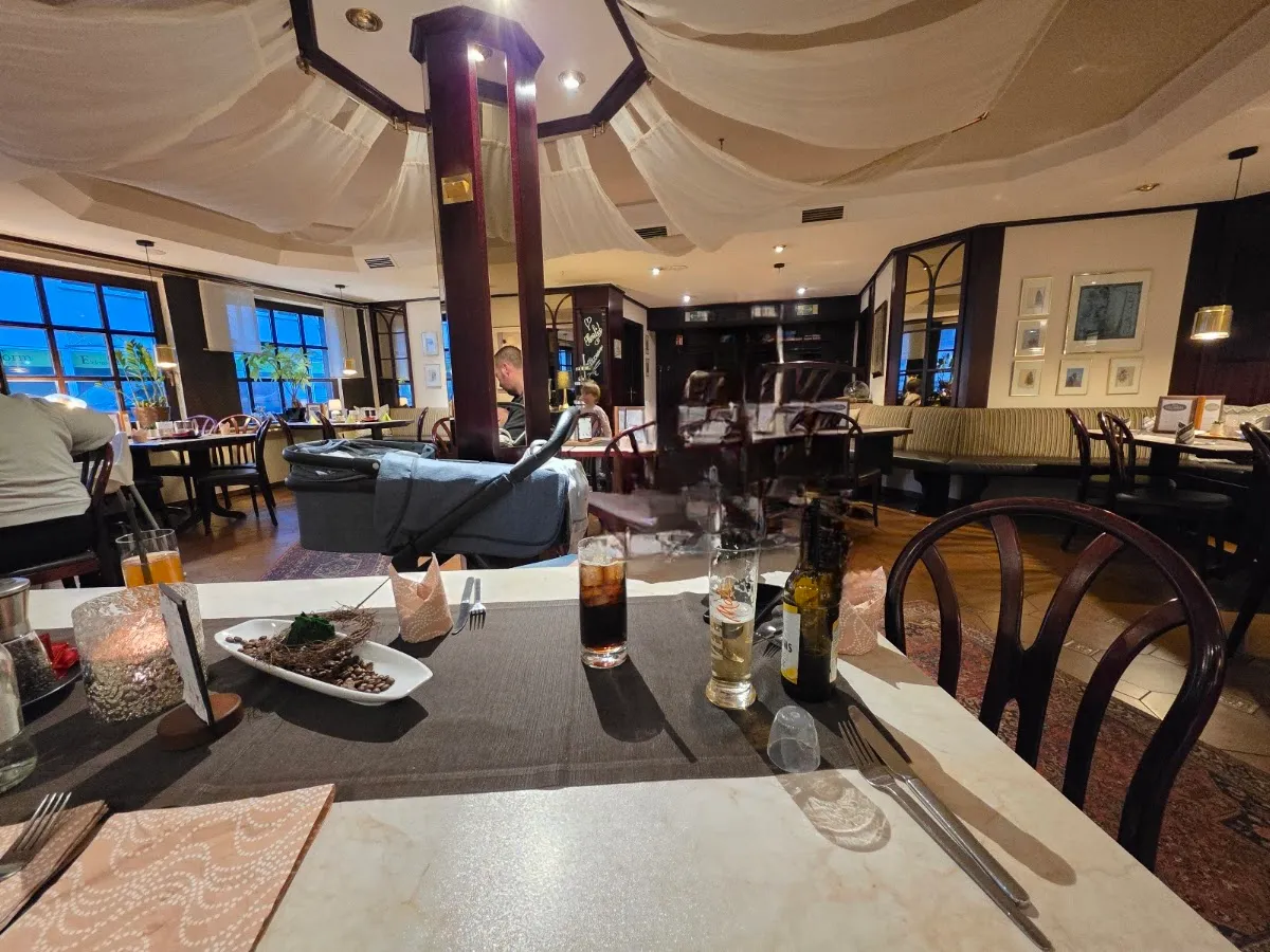 BookNoFees: Restoran – Restaurant-Café Pöllmann – Medebach – Restoran i kafić Pöllmann, fotografija 1