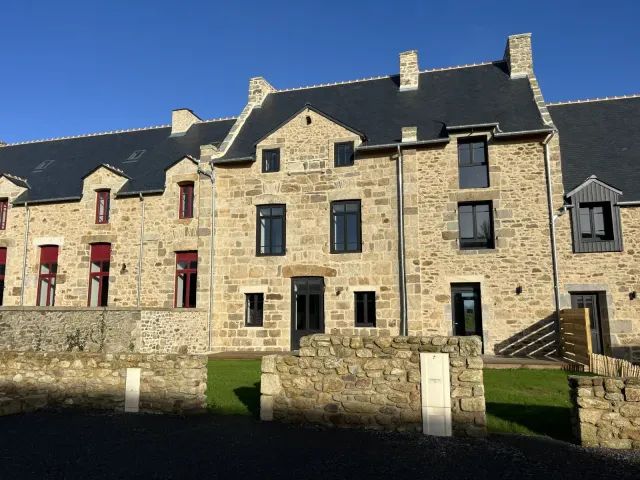 BookNoFees: Elegantna kamena kuća s vrtom i punjačem za električna vozila – Saint Malo