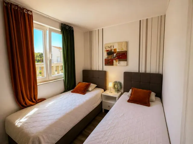 BookNoFees: Mirni apartman uz more s balkonom i pogledom na marinu – Petrcane