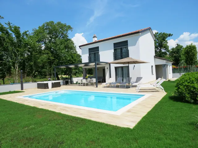 BookNoFees: Villa Cerasela | Stilska vila blizu Rovinja s bazenom, hidromasažnom kadom i roštiljem – Kanfanar