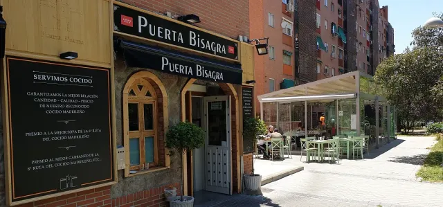 BookNoFees: Restoran – Puerta bisagra – Madrid – Krilna vrata, fotografija 3