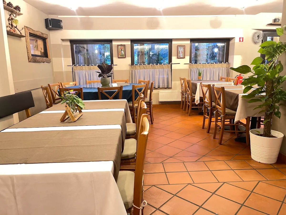 BookNoFees: Restoran – Beli labod 2 – Ljubljana – Bijeli labud 2, fotografija 1