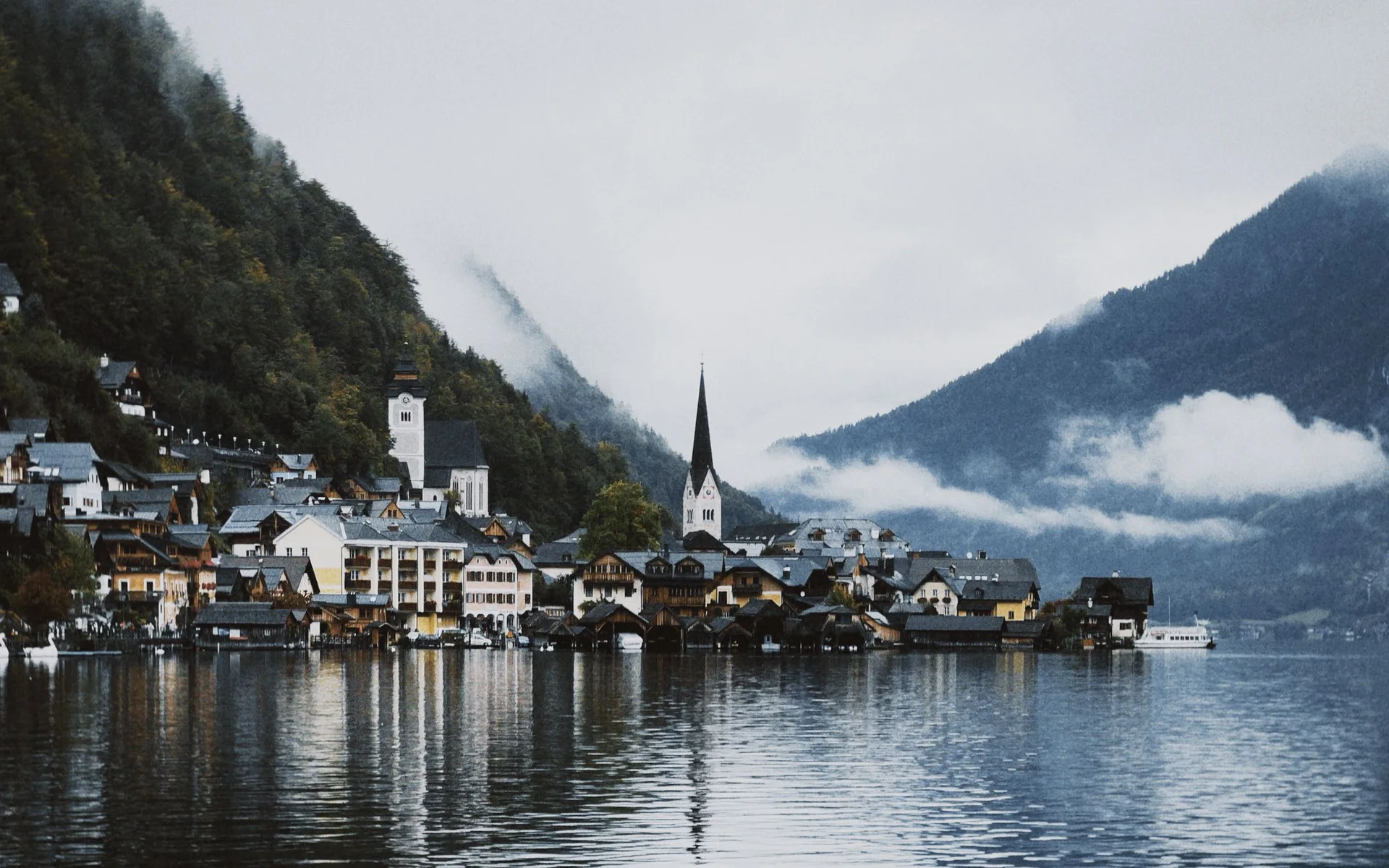 Hallstatt am See, smješten među planinama obavijenim oblacima