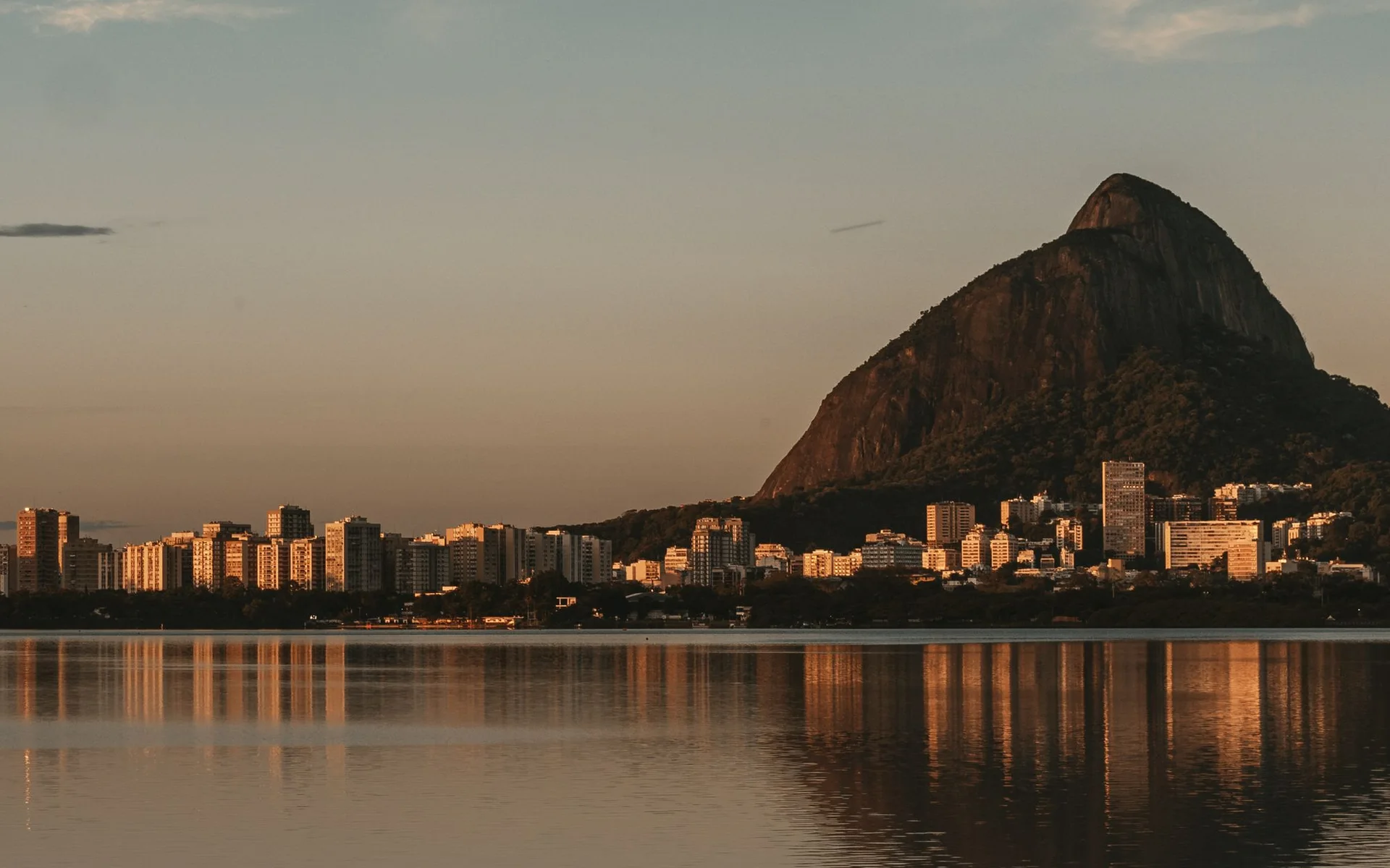 Rio de Janeiro i planina Sugarloaf pri zalasku sunca
